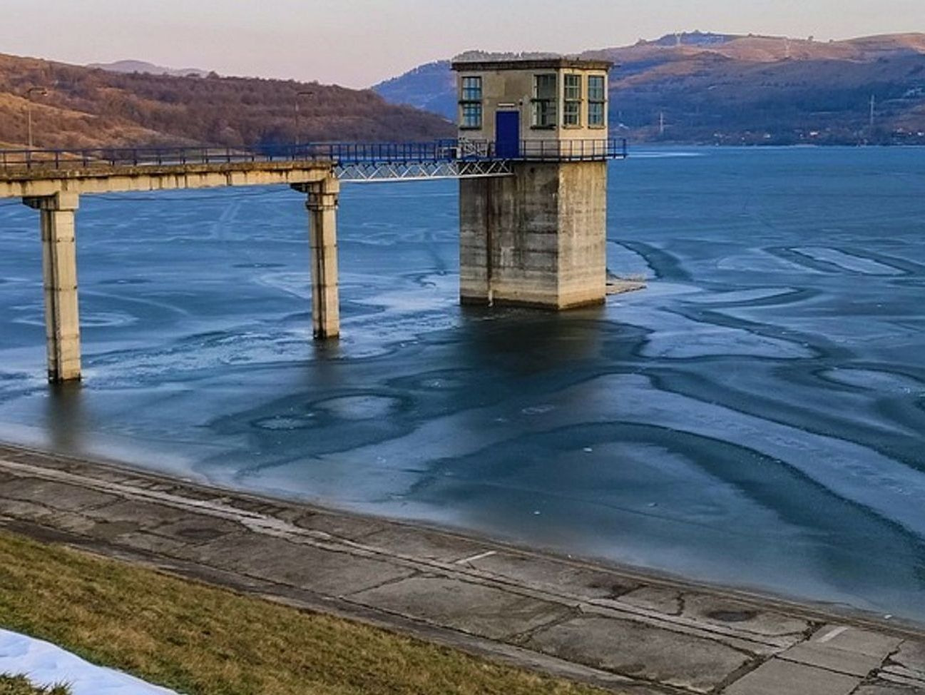 Espesor del hielo en un lago de montaña al amanecer
